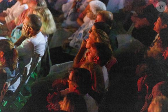 Le président Emmanuel Macron au spectacle de Dany Boon "Clown n'est pas un métier" lors du 41ème Festival de Ramatuelle le 12 août 2025. 
© Cyril Bruneau / Bestimage