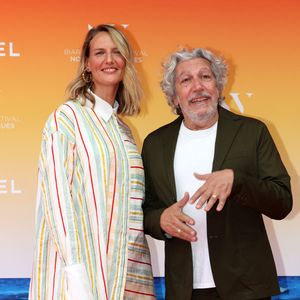 Alain Chabat et sa compagne Tiara Comte - Cérémonie d'ouverture du Biarritz Film Festival - Nouvelles Vagues 2024 au théâtre de la Gare du midi à Biarritz le 18 juin 2024. © Jean-Marc Lhomer/Bestimage