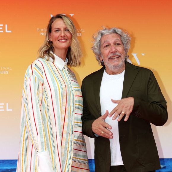 Alain Chabat et sa compagne Tiara Comte - Cérémonie d'ouverture du Biarritz Film Festival - Nouvelles Vagues 2024 au théâtre de la Gare du midi à Biarritz le 18 juin 2024. © Jean-Marc Lhomer/Bestimage