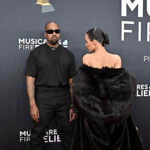 Alors qu'elle prenait la pose aux côtés de son mari, la jeune femme a soudainement retiré son manteau de fourrure.

Kanye West et Bianca Censori à la la 67ème cérémonie des Grammy Awards 2025 à Los Angeles le 2 février 2025.
