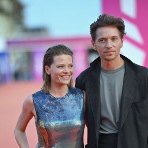 "Une autre vie est une chanson importante. Elle raconte cette expérience singulière de partager la vie d’une actrice", a confié le chanteur à "La Tribune Dimanche" ce 23 novembre 2025.

Mélanie Thierry et le chanteur Raphael assistent à l'avant-première de La Zone D'Interet lors du 49ème Festival du Cinéma Américain de Deauville le 07 septembre 2023 à Deauville, France. Photo par Franck Castel/ABACAPRESS.COM