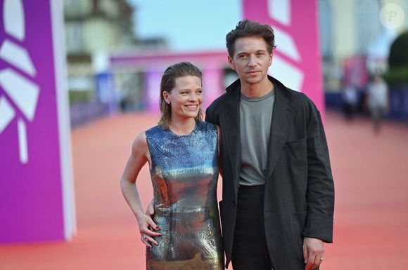 "Une autre vie est une chanson importante. Elle raconte cette expérience singulière de partager la vie d’une actrice", a confié le chanteur à "La Tribune Dimanche" ce 23 novembre 2025.

Mélanie Thierry et le chanteur Raphael assistent à l'avant-première de La Zone D'Interet lors du 49ème Festival du Cinéma Américain de Deauville le 07 septembre 2023 à Deauville, France. Photo par Franck Castel/ABACAPRESS.COM