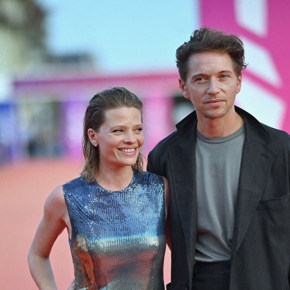 "Une autre vie est une chanson importante. Elle raconte cette expérience singulière de partager la vie d’une actrice", a confié le chanteur à "La Tribune Dimanche" ce 23 novembre 2025.

Mélanie Thierry et le chanteur Raphael assistent à l'avant-première de La Zone D'Interet lors du 49ème Festival du Cinéma Américain de Deauville le 07 septembre 2023 à Deauville, France. Photo par Franck Castel/ABACAPRESS.COM