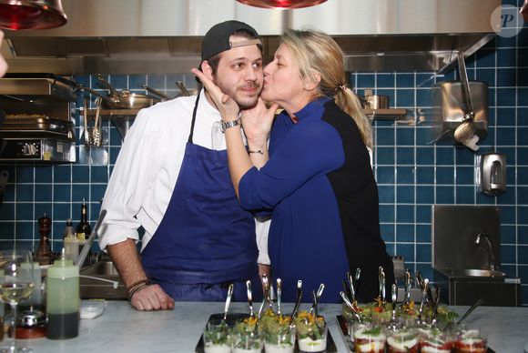 Exclusif - Alessandro Belmondo avec sa mère Luana Belmondo - Alessandro Belmondo, le fils de P. et L. Belmondo est chef cuisinier dans le nouveau restaurant "Il Cara Rosso" dont c'est l'inauguration ce jour, à Saint-Cloud le 31 janvier 2018. © Denis Guignebourg/Bestimage