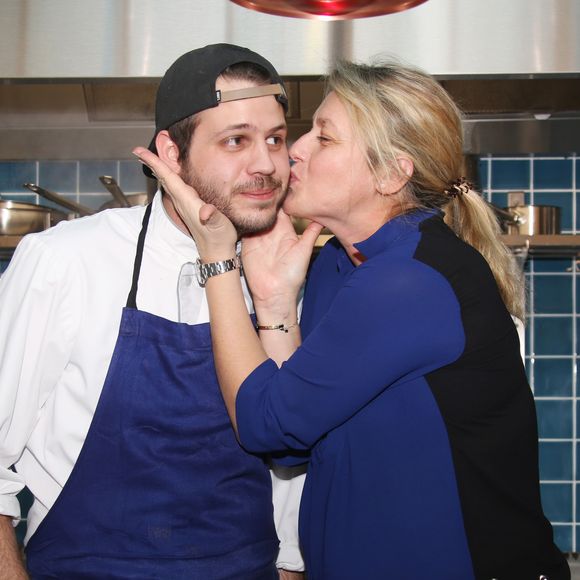 Exclusif - Alessandro Belmondo avec sa mère Luana Belmondo - Alessandro Belmondo, le fils de P. et L. Belmondo est chef cuisinier dans le nouveau restaurant "Il Cara Rosso" dont c'est l'inauguration ce jour, à Saint-Cloud le 31 janvier 2018. © Denis Guignebourg/Bestimage