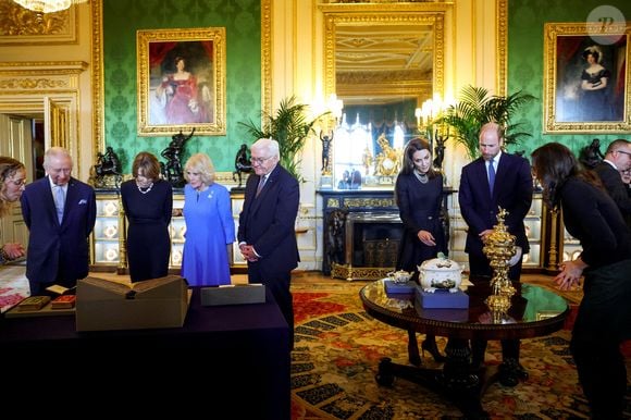 Le président allemand Frank-Walter Steinmeier et son épouse Elke Budenbender avec le roi Charles III d'Angleterre et la reine Camilla Parker Bowles, ainsi que le prince et la princesse de Galles (Le prince William, prince de Galles et Catherine "Kate" Middleton, princesse de Galles), visitant les expositions de la collection royale dans le salon vert du château de Windsor (Berkshire), au premier jour de la visite d'État au château de Windsor, prince de Galles et Catherine "Kate" Middleton, princesse de Galles), visitant des pièces de la collection royale dans le salon vert du château de Windsor (Berkshire), le premier jour de la visite d'État au Royaume-Uni du président de la République fédérale d'Allemagne. Date de la photo : mercredi 3 décembre 2025.  
 ©PA Photo/ Bestimage