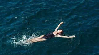 Un ancien sauveteur rétablit la vérité pour vos vacances : "En réalité, il n'y a pas plus de risques à se baigner juste après un repas que deux heures plus tard"