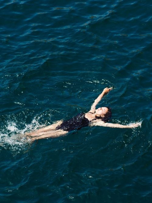 Un ancien sauveteur rétablit la vérité pour vos vacances : "En réalité, il n'y a pas plus de risques à se baigner juste après un repas que deux heures plus tard"