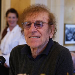 Alain Souchon lors de la 90ème édition au café Les Deux Magots, pour la causerie "L'esprit rive gauche selon A.Souchon", le 25 septembre 2023 à Paris. G.Boley est le lauréat de cette année pour son livre "A ma soeur et unique" (Ed. Grasset).  © Denis Guigenbourg / Bestimage