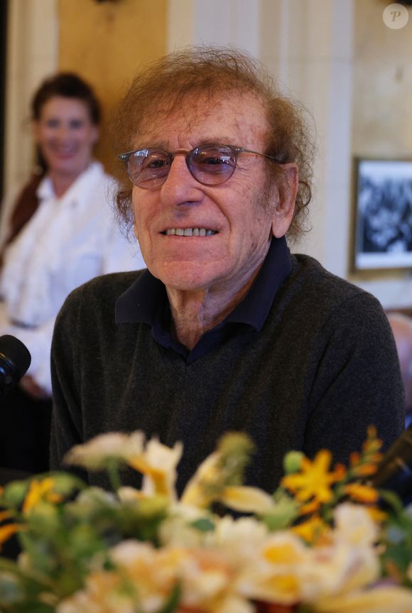 Alain Souchon lors de la 90ème édition au café Les Deux Magots, pour la causerie "L'esprit rive gauche selon A.Souchon", le 25 septembre 2023 à Paris. G.Boley est le lauréat de cette année pour son livre "A ma soeur et unique" (Ed. Grasset).  © Denis Guigenbourg / Bestimage
