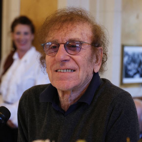 Alain Souchon lors de la 90ème édition au café Les Deux Magots, pour la causerie "L'esprit rive gauche selon A.Souchon", le 25 septembre 2023 à Paris. G.Boley est le lauréat de cette année pour son livre "A ma soeur et unique" (Ed. Grasset).  © Denis Guigenbourg / Bestimage