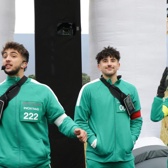 Inoxtag, Just Riadh et Maghla  - La plus belle avenue du monde va célébrer la sortie de la saison 2 de Squid Game en revisitant l'une de ses épreuves mythiques, 1,2,3 Soleil, à laquelle participeront 423 heureux volontaires dont les influenceurs Inoxtag, Maghla, Nicotine et Just Riadh sur l'Avenue des Champs-Élysées, à Paris, rRance, le 1er décembre 2024. © Coadic Guirec/Bestimage