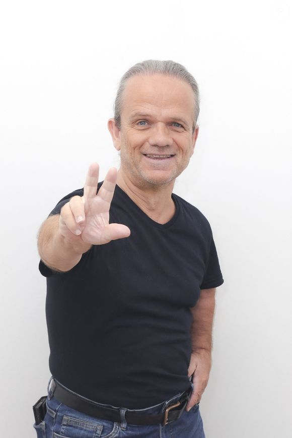 André Bouchet (Passe Partout) pose en marge de sa venue à l’émission « Face à Hanouna » présentée parC.Hanouna et diffusée sur C8 le 07 septembre 2024, à Paris, France, le 05 septembre 2024. © Jack Tribeca / Bestimage