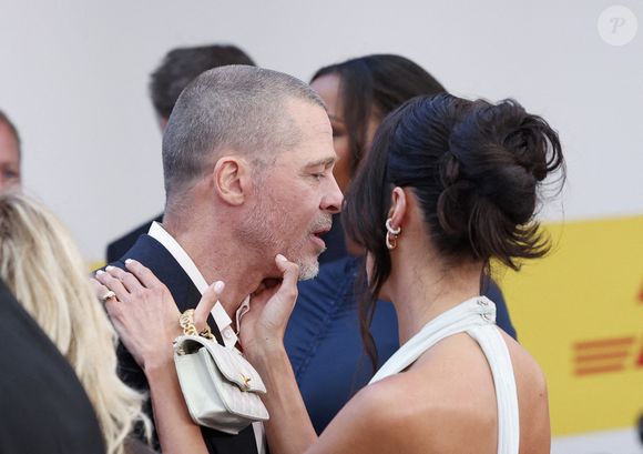 Brad Pitt et Ines de Ramon arrivent sur le tapis rouge de la première mondiale de "F1" d'Apple Original Films & Warner Bros. Pictures à Times Square le lundi 16 juin 2025 à New York City. Photo by John Angelillo/UPI/ABACAPRESS.COM