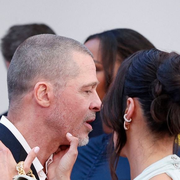 Brad Pitt et Ines de Ramon arrivent sur le tapis rouge de la première mondiale de "F1" d'Apple Original Films & Warner Bros. Pictures à Times Square le lundi 16 juin 2025 à New York City. Photo by John Angelillo/UPI/ABACAPRESS.COM