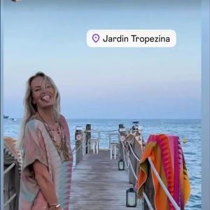 Ensuite, elle a rejoint Ramatuelle pour une pause farniente au Jardin Tropezina, entre plage chic et décor raffiné. 

Estelle Lefébure a partagé plusieurs clichés de ses vacances dans le sud de la France sur Instagram.
