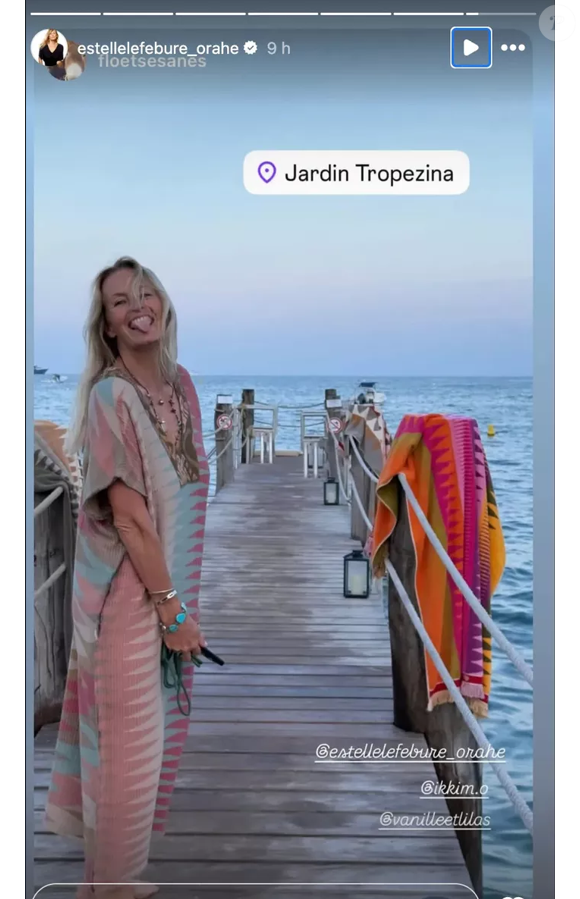 Ensuite, elle a rejoint Ramatuelle pour une pause farniente au Jardin Tropezina, entre plage chic et décor raffiné. 

Estelle Lefébure a partagé plusieurs clichés de ses vacances dans le sud de la France sur Instagram.