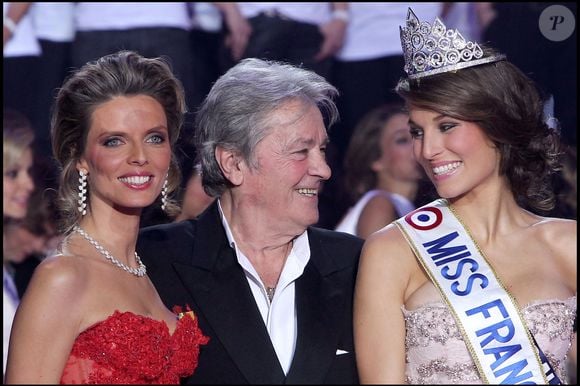 Laury Thilleman, avec Sylvie Tellier et Alain Delon, élue Miss France 2011 à Caen le 4 décembre 2010.