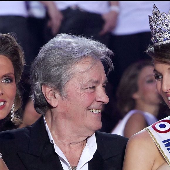 Laury Thilleman, avec Sylvie Tellier et Alain Delon, élue Miss France 2011 à Caen le 4 décembre 2010.