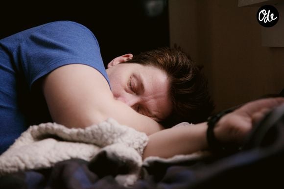 Cette habitude reste très personnelle : elle ne révèle à elle seule aucun trouble psychologique.

Photo : theyshane