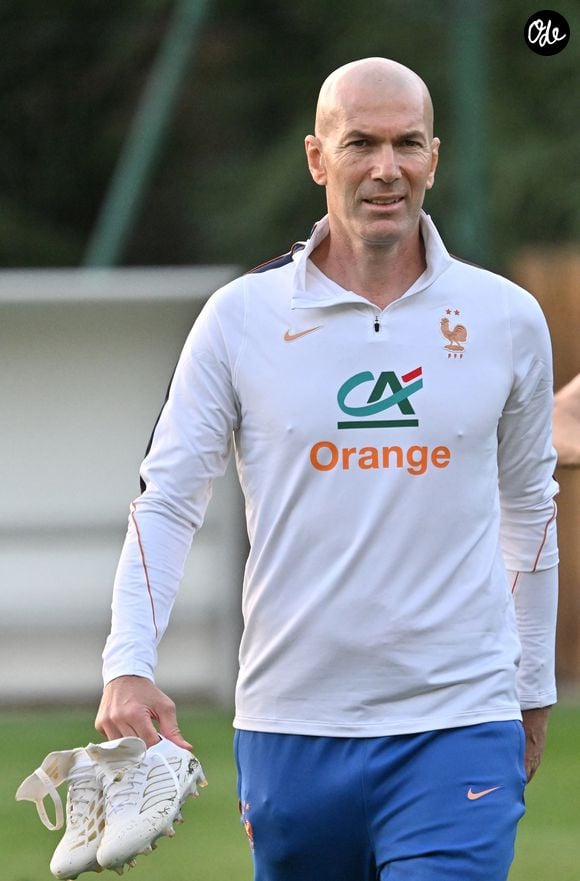 Zinedine Zidane - Entraînement de l'équipe de France en préparation de la Ligue des nations de l'UEFA 2026 au Centre national de Clairefontaine le 21 septembre 2026. © Christian Liewig/Bestimage