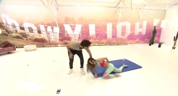 Une scène immortalisée par les caméras de TF1.

La lourde chute d'Iris Mittenaere pendant les répétitions de "Danse avec les stars", le 20 novembre 2018.