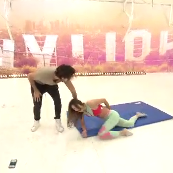 Une scène immortalisée par les caméras de TF1.

La lourde chute d'Iris Mittenaere pendant les répétitions de "Danse avec les stars", le 20 novembre 2018.