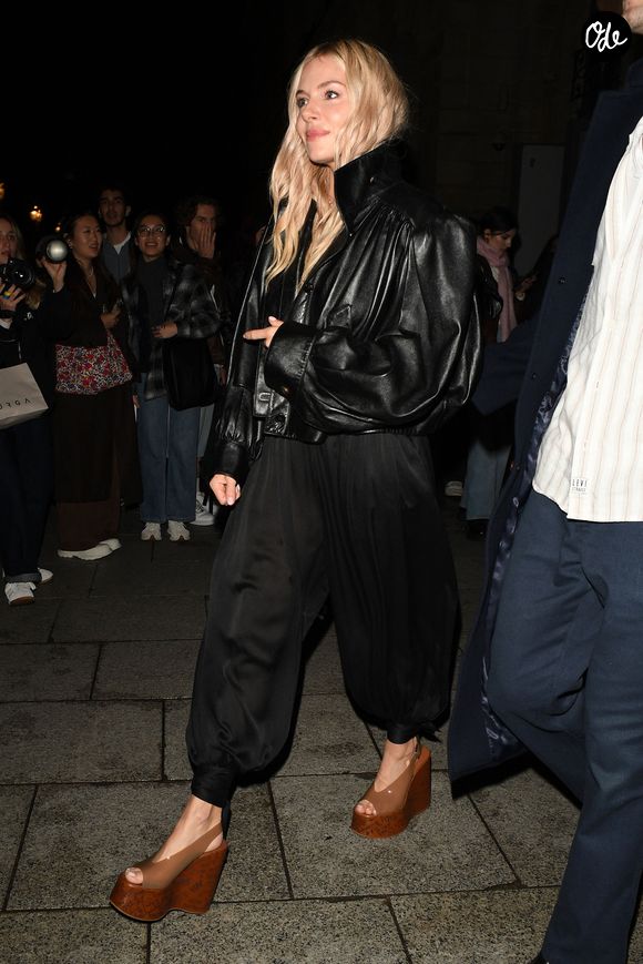 Sienna Miller s'est inscrite à un programme de rétablissement.

Sienna Miller aperçue lors de la Fashion Week de Paris