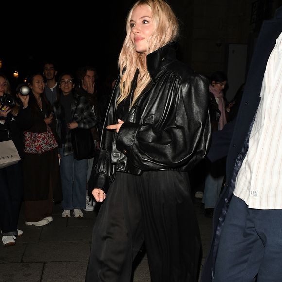 Sienna Miller s'est inscrite à un programme de rétablissement.

Sienna Miller aperçue lors de la Fashion Week de Paris