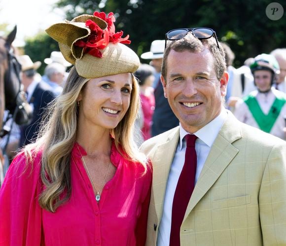 2 août 2024. Peter Phillips, fils de la princesse Anne et frère de Z.Tindall, a été vu marchant main dans la main avec son nouvel amour, Harriet Sperling, à l'hippodrome de Goodwood dans le Sussex, au Royaume-Uni.

GOFF  / BESTIMAGE