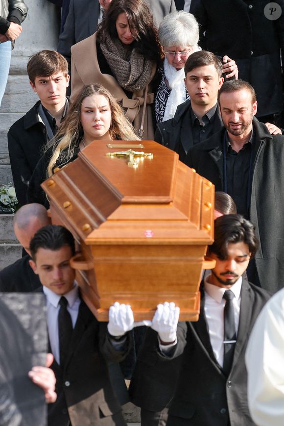 Maël Ferracci, Milla Savarese, la fille de la défunte, Enzo Ferracci, et le veuf Michel Ferracci à la sortie des obsèques d'Emilie Dequenne au cimetière Père Lachaise à Paris, France, le 26 mars 2025. © Cyril Moreau/Bestimage