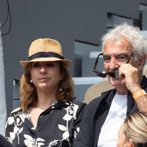 Raymond Domenech et son partenaire en tribune lors des Internationaux de France 2025 à Roland Garros le 03 juin 2025 à Paris, France. Photo de Nasser Berzane/ABACAPRESS.COM