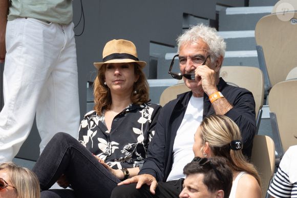 Raymond Domenech et son partenaire en tribune lors des Internationaux de France 2025 à Roland Garros le 03 juin 2025 à Paris, France. Photo de Nasser Berzane/ABACAPRESS.COM