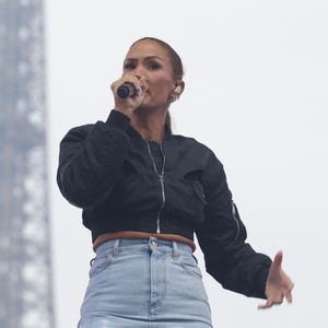 Vitaa lors du concert à l'occasion de l'opération "vacances de OUF, journée des oubliés des vacances" pour les 80 ans du Secours Populaire au Champ-de-Mars à Paris le 20 août 2025
© Coadic Guirec / Bestimage