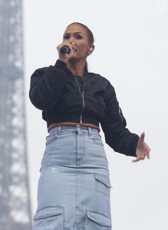 Vitaa lors du concert à l'occasion de l'opération "vacances de OUF, journée des oubliés des vacances" pour les 80 ans du Secours Populaire au Champ-de-Mars à Paris le 20 août 2025
© Coadic Guirec / Bestimage