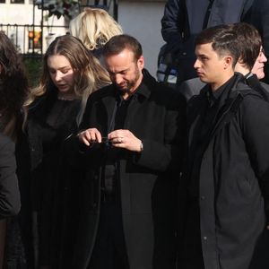 Michel Ferracci et ses fils Enzo et Mael quittant les funérailles de l'actrice belge Emilie Dequenne au crématorium du cimetière du Père Lachaise à Paris, France, le 26 mars 2025. Emilie Dequenne, qui avait remporté le prix de la meilleure actrice au Festival de Cannes en 1999 pour son premier rôle dans le film Rosetta des Dardenne, est décédée à l'âge de 43 ans d'un cancer rare des glandes surrénales. Photo by Jerome Domine/ABACAPRESS.COM