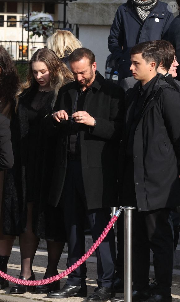 Michel Ferracci et ses fils Enzo et Mael quittant les funérailles de l'actrice belge Emilie Dequenne au crématorium du cimetière du Père Lachaise à Paris, France, le 26 mars 2025. Emilie Dequenne, qui avait remporté le prix de la meilleure actrice au Festival de Cannes en 1999 pour son premier rôle dans le film Rosetta des Dardenne, est décédée à l'âge de 43 ans d'un cancer rare des glandes surrénales. Photo by Jerome Domine/ABACAPRESS.COM