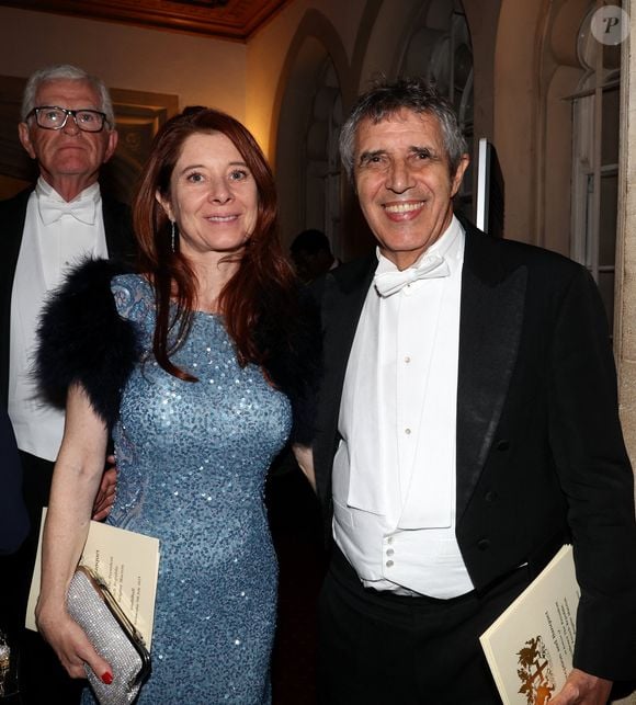 Julien Clerc et sa compagne Hélène Grémillon arrivent au banquet d'état au Guildhall à Londres en marge de la visite du couple présidentiel français au Royaume Uni le 9 juillet 2025.

© Dominique Jacovides / Bestimage
