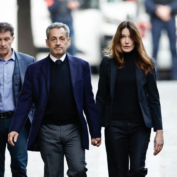 Nicolas Sarkozy, accompagné de sa femme Carla Bruni, sort de son domicile pour être incarcéré à la prison de La Santé à Paris le 21 octobre 2025.

© Moreau / Jacovides / Bestimage