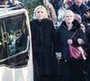 ainsi que quatre ans de prison dont deux ferme aménagés sous bracelet. Mais ce n'est pas l'actualité qui nous intéresse ici, plutôt une information méconnue sur sa vie de couple.
Marine Le Pen, ses soeurs Marie Caroline et Yann - Le clan Le Pen se rend au cimetière de la Trinité-sur-Mer après les obsèques de Jean-Marie Le Pen en l'église Saint-Joseph le 11 janvier 2025. Dominique Jacovides / Guillaume Collet / Bestimage