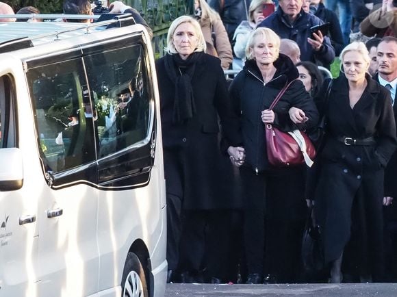 ainsi que quatre ans de prison dont deux ferme aménagés sous bracelet. Mais ce n'est pas l'actualité qui nous intéresse ici, plutôt une information méconnue sur sa vie de couple.

Marine Le Pen, ses soeurs Marie Caroline et Yann - Le clan Le Pen se rend au cimetière de la Trinité-sur-Mer après les obsèques de Jean-Marie Le Pen en l'église Saint-Joseph le 11 janvier 2025. Dominique Jacovides / Guillaume Collet / Bestimage