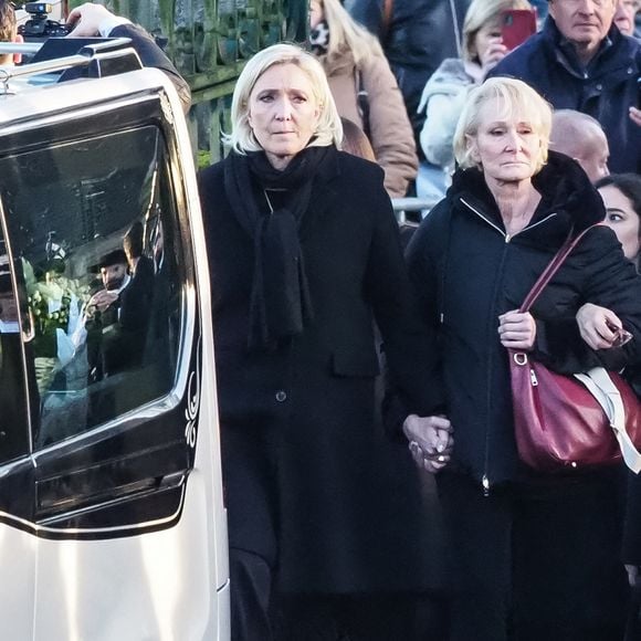 ainsi que quatre ans de prison dont deux ferme aménagés sous bracelet. Mais ce n'est pas l'actualité qui nous intéresse ici, plutôt une information méconnue sur sa vie de couple.

Marine Le Pen, ses soeurs Marie Caroline et Yann - Le clan Le Pen se rend au cimetière de la Trinité-sur-Mer après les obsèques de Jean-Marie Le Pen en l'église Saint-Joseph le 11 janvier 2025. Dominique Jacovides / Guillaume Collet / Bestimage