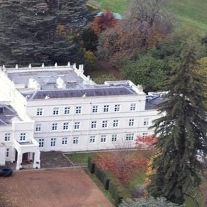 Il doit aussi quitter sa résidence du Royal Lodge.


Vues aériennes de Royal Lodge à Windsor, où résident encore le prince Andrew et son ex-femme Sarah Ferguson, le 30 octobre 2025. Sommé de quitter les lieux sur décision du roi d'Angleterre, le prince Andrew demanderait deux maisons en échange pour son ex-femme et pour lui-même. 
GOFF  / BESTIMAGE