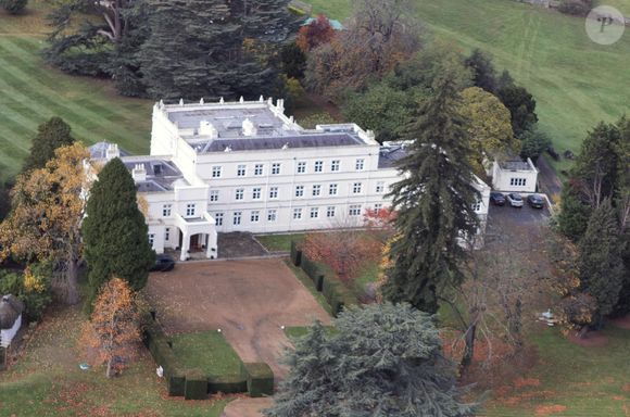 Il doit aussi quitter sa résidence du Royal Lodge.


Vues aériennes de Royal Lodge à Windsor, où résident encore le prince Andrew et son ex-femme Sarah Ferguson, le 30 octobre 2025. Sommé de quitter les lieux sur décision du roi d'Angleterre, le prince Andrew demanderait deux maisons en échange pour son ex-femme et pour lui-même. 
GOFF  / BESTIMAGE