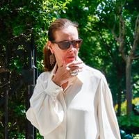 Carole Bouquet présente pour accompagner son ex-compagnon Francis Giacobetti une dernière fois, elle a épaulé leur fils Louis dans l'épreuve