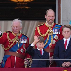 Le roi Charles III d'Angleterre et Camilla Parker Bowles, reine consort d'Angleterre, Le prince Louis de Galles, Le prince George de Galles, Le prince William, prince de Galles, Catherine (Kate) Middleton, princesse de Galles, La princesse Charlotte de Galles - Les membres de la famille royale britannique au balcon de Buckingham Palace lors de la cérémonie Trooping the Colour à Londres, le 14 juin 2025. Affecté par le crash du Boeing 787 Dreamliner à Ahmedabad du 12 juin, le souverain et les officiels porteront un brassard noir en hommage aux plus de 270 victimes. Bon nombre d'elles étaient des ressortissants britanniques.
© James Whatling / Bestimage