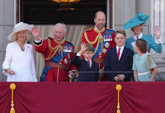 Le roi Charles III d'Angleterre et Camilla Parker Bowles, reine consort d'Angleterre, Le prince Louis de Galles, Le prince George de Galles, Le prince William, prince de Galles, Catherine (Kate) Middleton, princesse de Galles, La princesse Charlotte de Galles - Les membres de la famille royale britannique au balcon de Buckingham Palace lors de la cérémonie Trooping the Colour à Londres, le 14 juin 2025. Affecté par le crash du Boeing 787 Dreamliner à Ahmedabad du 12 juin, le souverain et les officiels porteront un brassard noir en hommage aux plus de 270 victimes. Bon nombre d'elles étaient des ressortissants britanniques.
© James Whatling / Bestimage