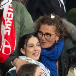 Exclusif - Iris Mittenaere, Marie-Pierre Galès, mère de A.Dupont lors du match de rugby du Tournoi des Six Nations France contre Angleterre au Stade de France à Saint-Denis le 14 mars 2026. © AGENCE / BESTIMAGE