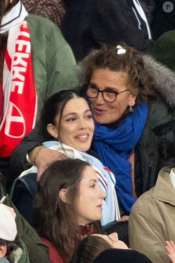 Exclusif - Iris Mittenaere, Marie-Pierre Galès, mère de A.Dupont lors du match de rugby du Tournoi des Six Nations France contre Angleterre au Stade de France à Saint-Denis le 14 mars 2026. © AGENCE / BESTIMAGE