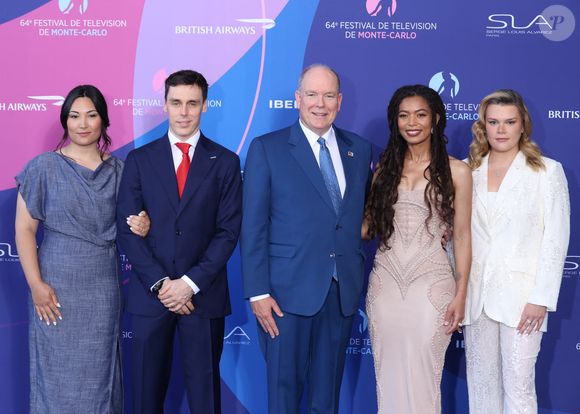 Vendredi 13 juin 2025, Monaco s’est parée de ses plus beaux atours pour accueillir le gratin de la télévision internationale...

Marie Ducruet, Louis Ducruet, Prince Albert II de Monaco, Jaz Sinclair et Camille Gottlieb - Cérémonie d'ouverture du 64ème Festival de Télévision de Monte Carlo au Grimaldi Forum de Monaco le 13 juin 2025. © Denis Guignebourg / Bestimage